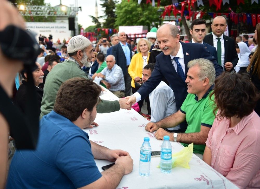 Sultanahmette 30 Bin Kişi Top Atışıyla İlk Oruçlarını Açtı