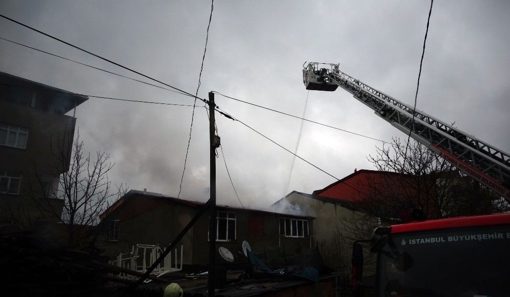 Sultanbeylide 2 Katlı Binada Yangın