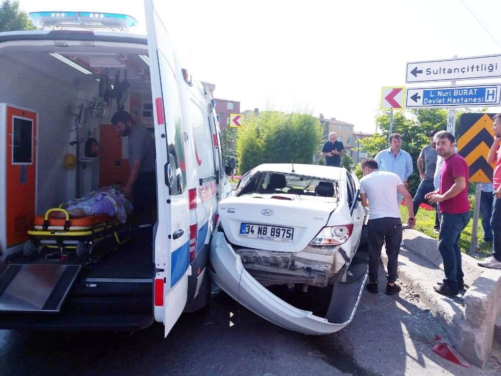 Sultangazide Ambulans Kaza Yaptı : 1 Yaralı