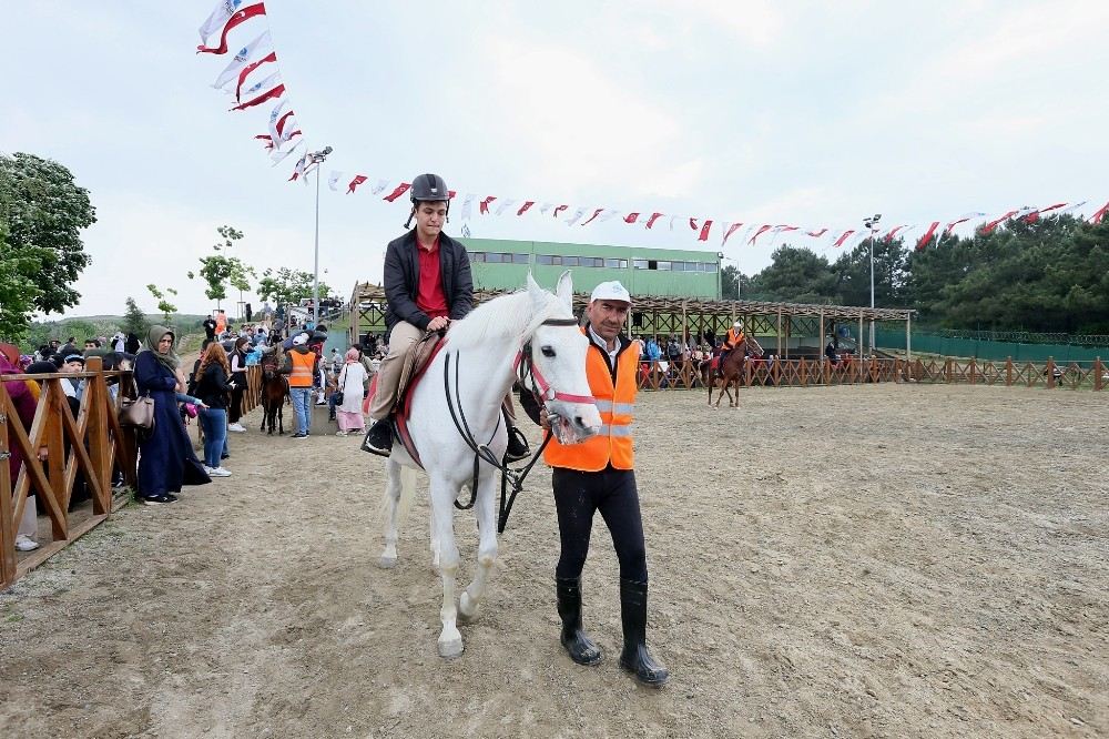 Sultangazide At Binme Tesisleri Çocukların İlgi Odağı