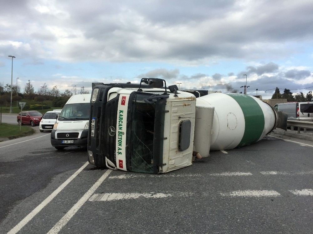 Sultangazide Beton Mikseri Devrildi: 1 Yaralı