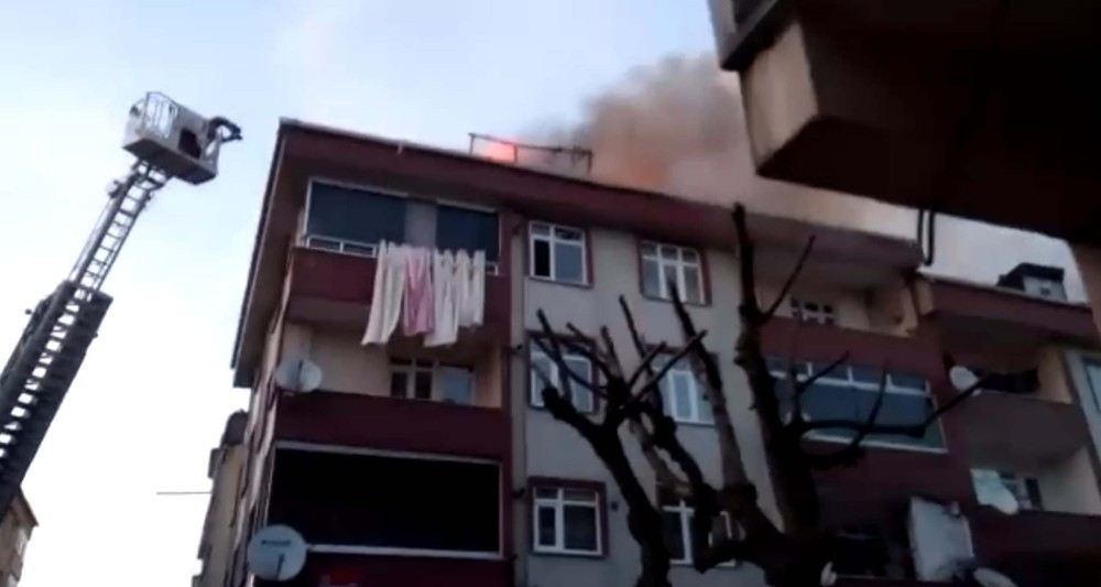 Sultangazide Çatı Katı Alevlere Teslim Oldu, Mahsur Kalanlar Kurtarıldı