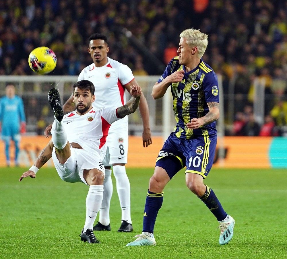 Süper Lig: Fenerbahçe: 3 - Gençlerbirliği: 1 (İlk Yarı)