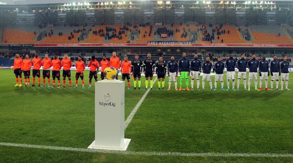 Süper Lig: Medipol Başakşehir: 4 - Kasımpaşa: 0 (İlk Yarı)