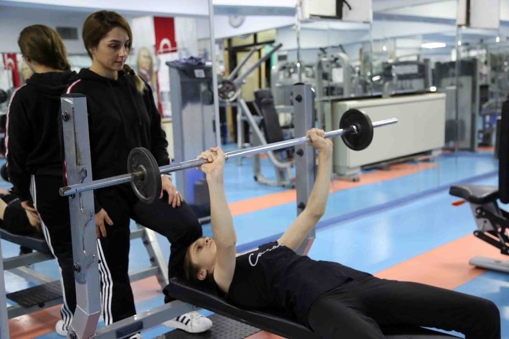 Suriyeli Zeynep Emekleyerek Geldiği Spor Salonundan Yürüyerek Çıktı