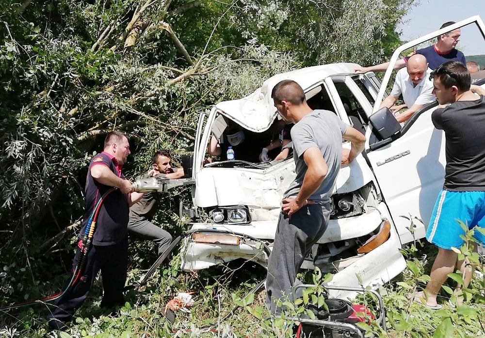 Takla Atan  Minibüs Ağaçlara Çarparak Durabildi: 1İ Ağır 2 Yaralı