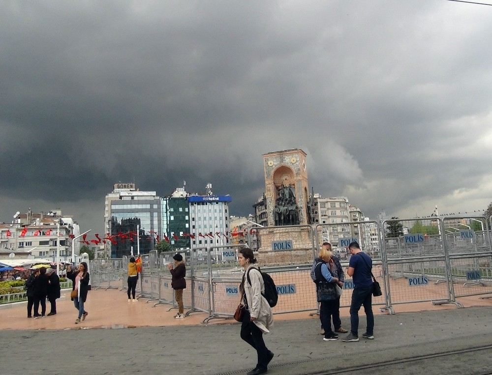 Taksim, Aniden Bastıran Sağanak Yağışa Teslim Oldu