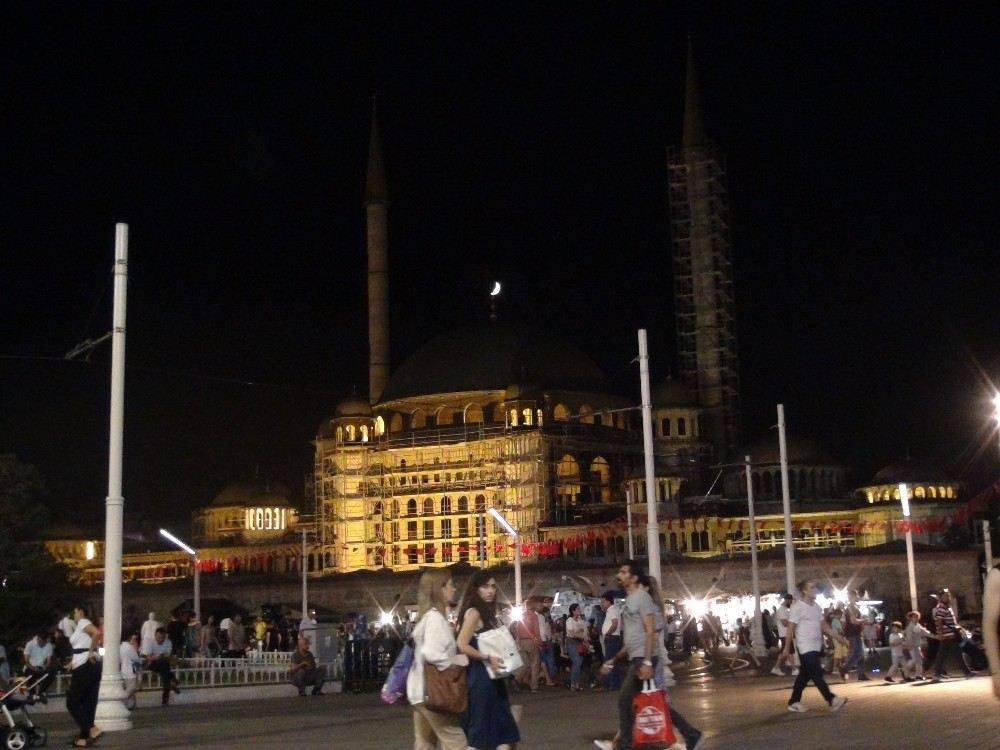 Taksim Camii Alemiyle Hilal Buluştu, Vatandaşlar Telefona Sarıldı