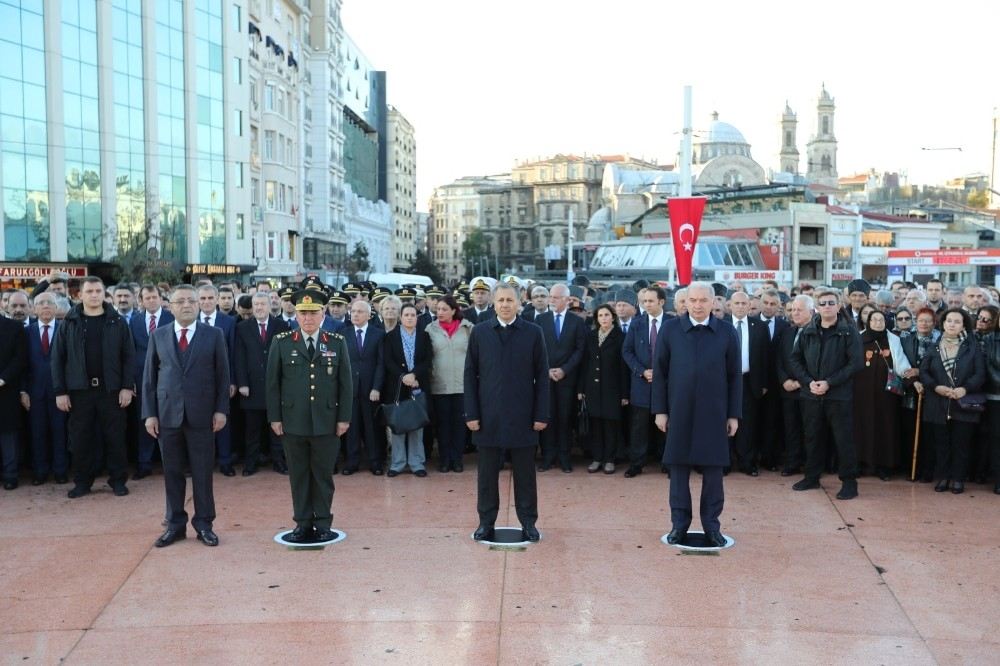 Taksim Camiinde Görev Yapan İşçilerden Ataya Saygı Duruşu