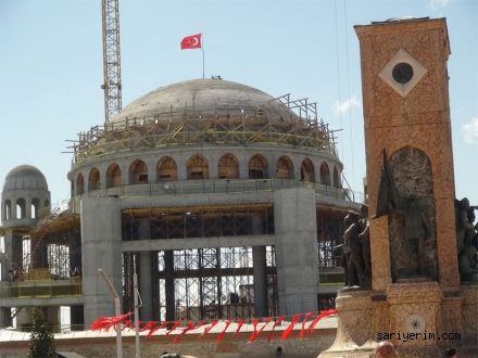 Taksim Camiine Türk Bayrağı Asıldı