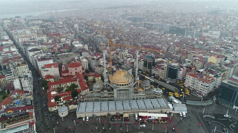 Taksim Camiinin Alemi Yerleştirildi