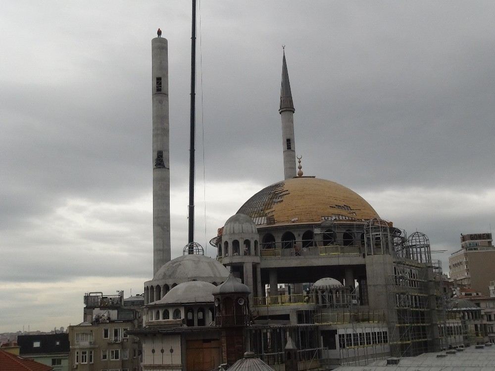 Taksim Camiinin Minarelerinin Külahları Yerleştirildi
