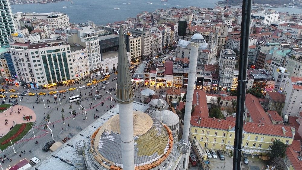 Taksim Camiinin Minaresinin Külahı Yerleştirildi
