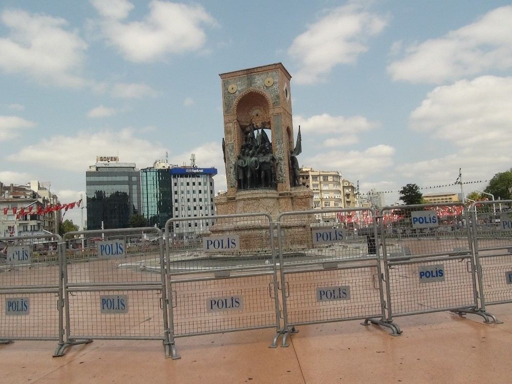 Taksim Cumhuriyet Anıtı Bariyerlerle Kapatıldı