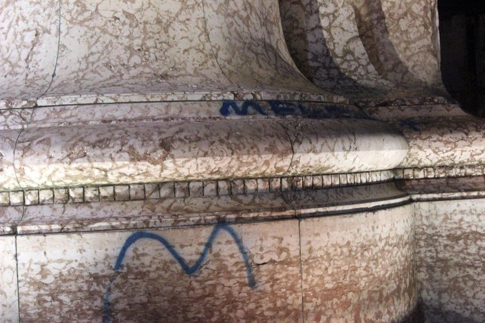 Taksim Cumhuriyet Anıtına Yazı Yazdılar