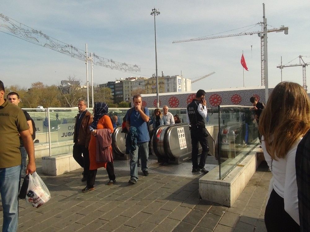 Taksim Metro İstasyonu Merdivenlerinde Yangın Paniği