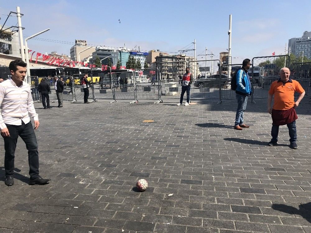 Taksim Meydanı Kapatılınca Esnaf Top Oynadı