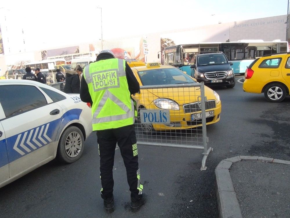Taksim Meydanına Çıkan Yollar Trafiğe Kapatıldı
