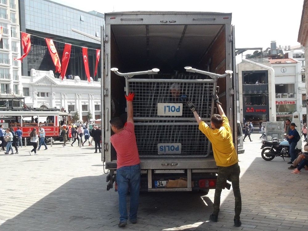 Taksim Meydanına Kamyonetle Bariyerler Getirildi