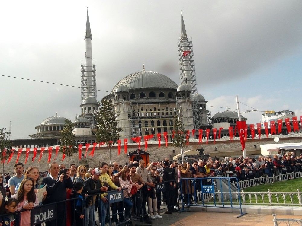 Taksim Meydanında  29 Ekim Coşkusu