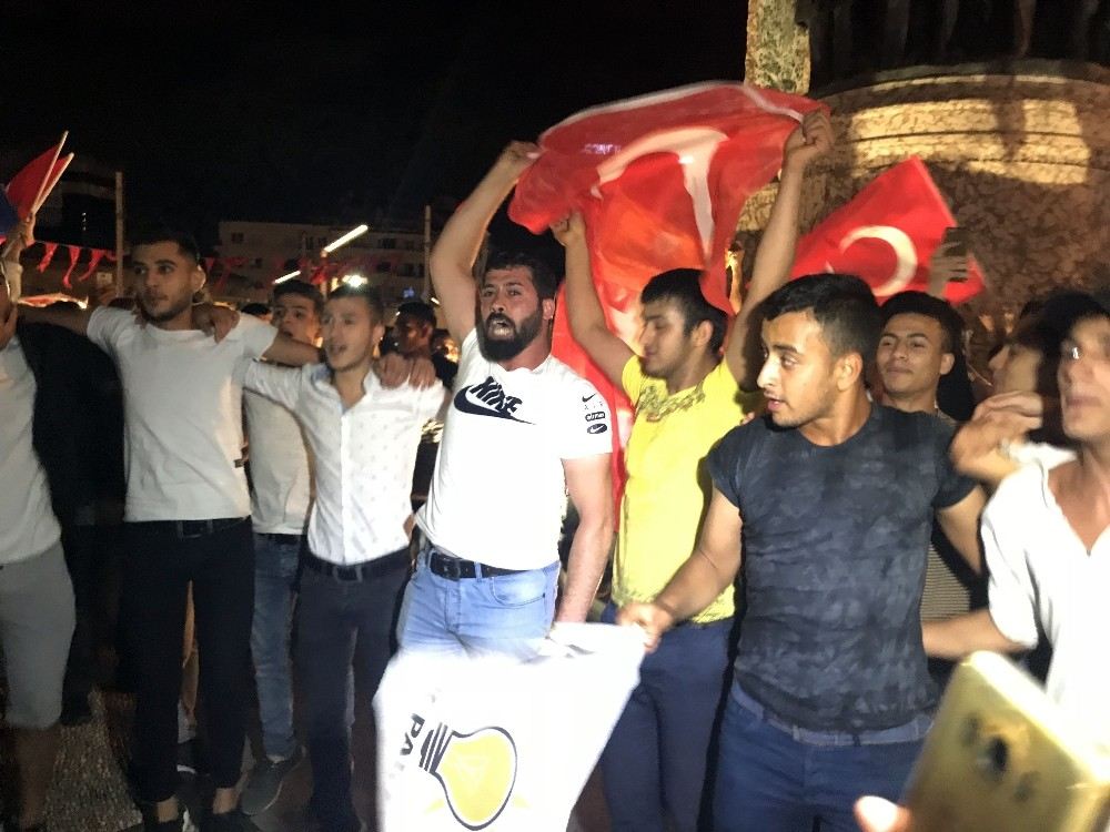 Taksim Meydanında Coşkulu Kutlama