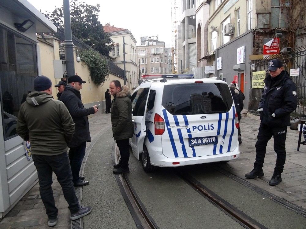 Taksim Meydanında Kaybolan Güney Afrikalı Çocuk İçin Polis Seferber Oldu