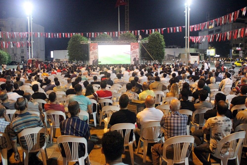 Taksim Meydanında Milli Maç Heyecanı Dev Ekrana Taşındı