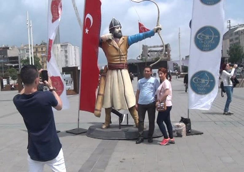 Taksim Meydanında Okçu Heykelleri