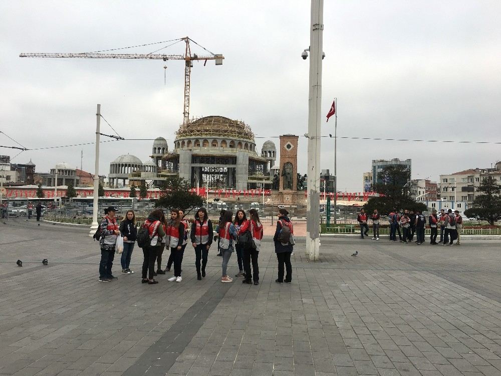 Taksim Meydanında Polis Kuş Uçurtmuyor