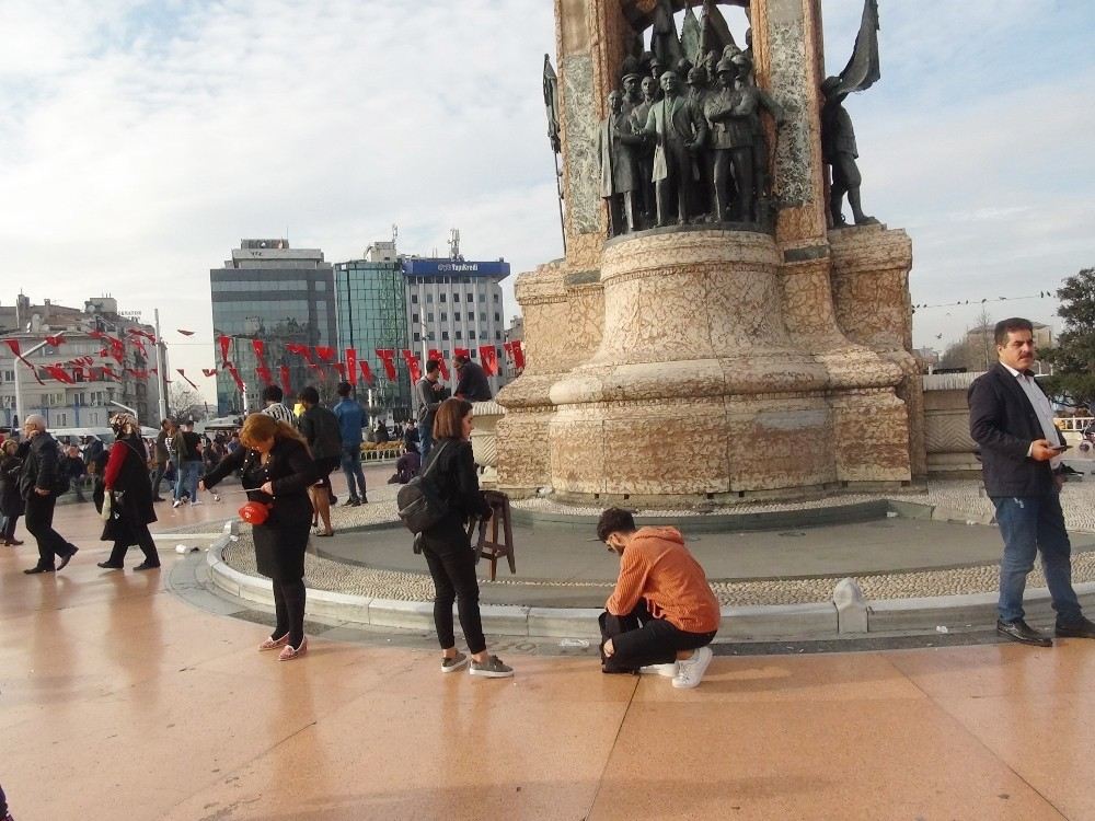 Taksim Meydanında Saç Kesimi Yaptı, Vatandaşların İlgi Odağı Oldu