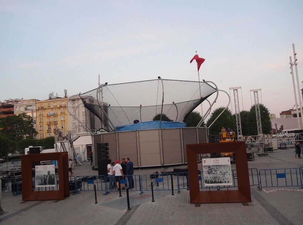 Taksim Meydanında Teknofeste Yoğun İlgi