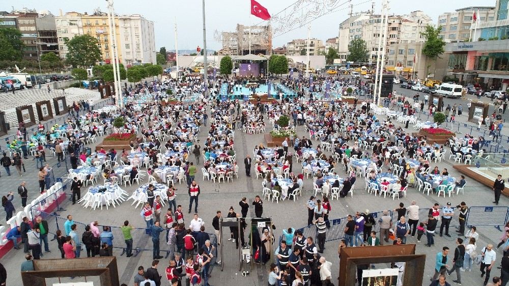 Taksim Meydanındaki Dev İftar Havadan Görüntülendi