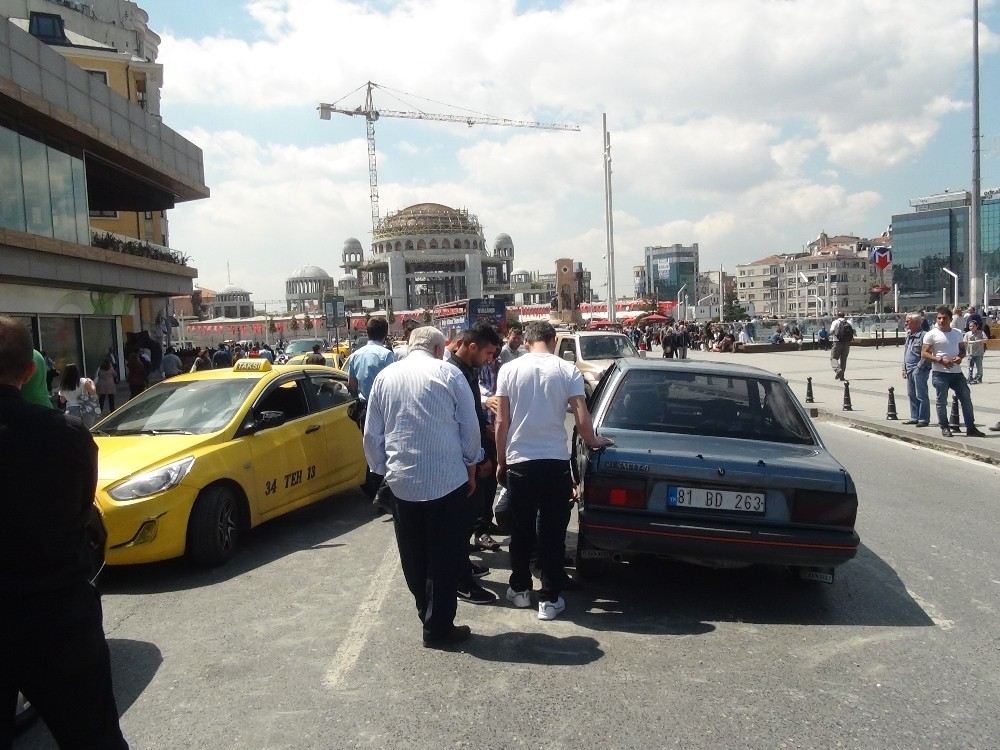 Taksim Meydanındaki Kaza Trafiği Felç Etti