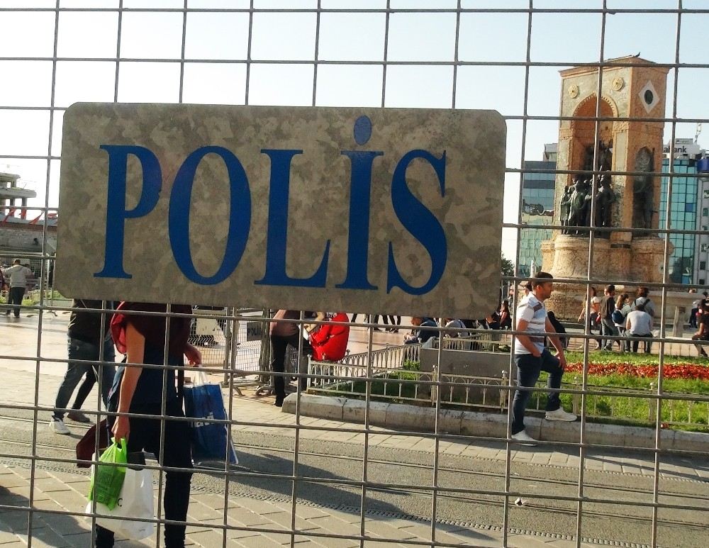 Taksim Ve İstiklal Caddesinin Girişleri Bariyerlerle Kapatılmaya Başlandı