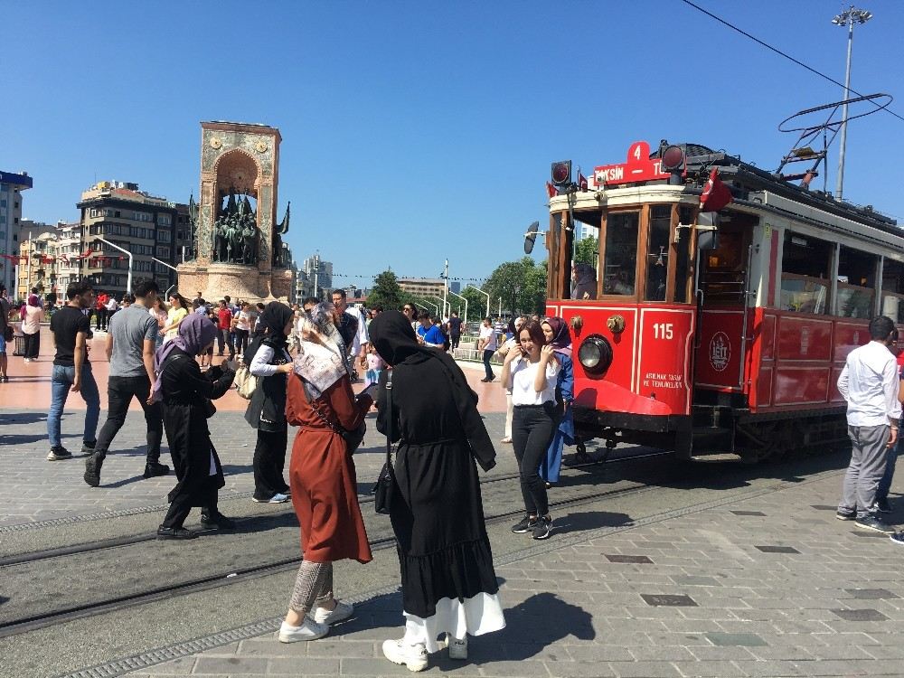 Taksim Ve İstiklalde Bayram Yoğunluğu