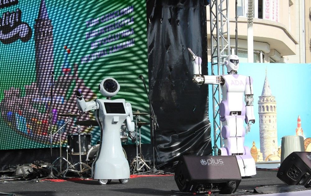 Taksimde Bilim Şenliğinde Dans Eden Robotlara Büyük İlgi