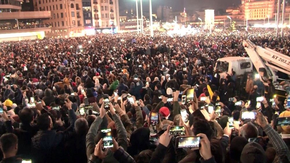 Taksimde Binlerce Vatandaş Yeni Yılı Coşkuyla Karşıladı