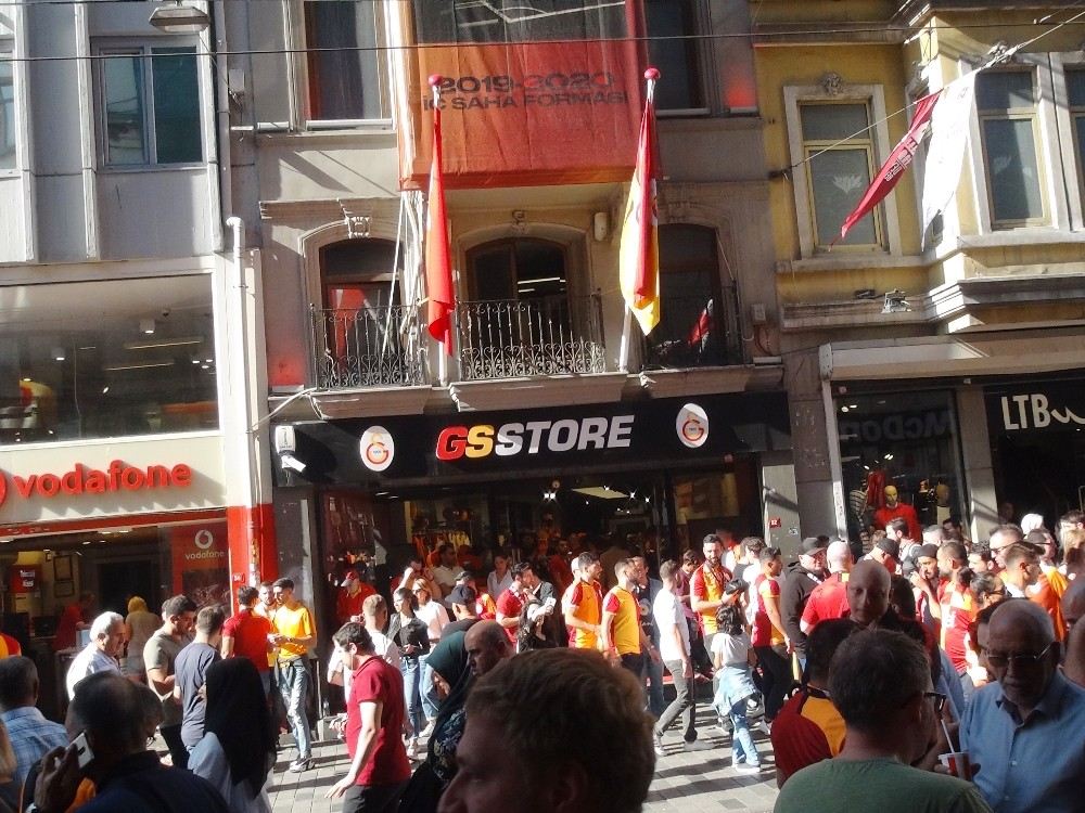 Taksimde Derbi Öncesi Galatasaray Taraftarından Polise Tezahürat