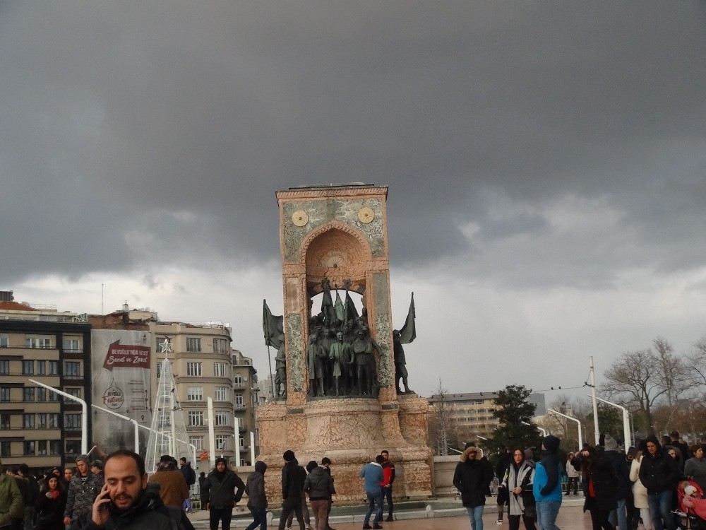 Taksimde Güneş Ve Dolu Yağışı Bir Arada