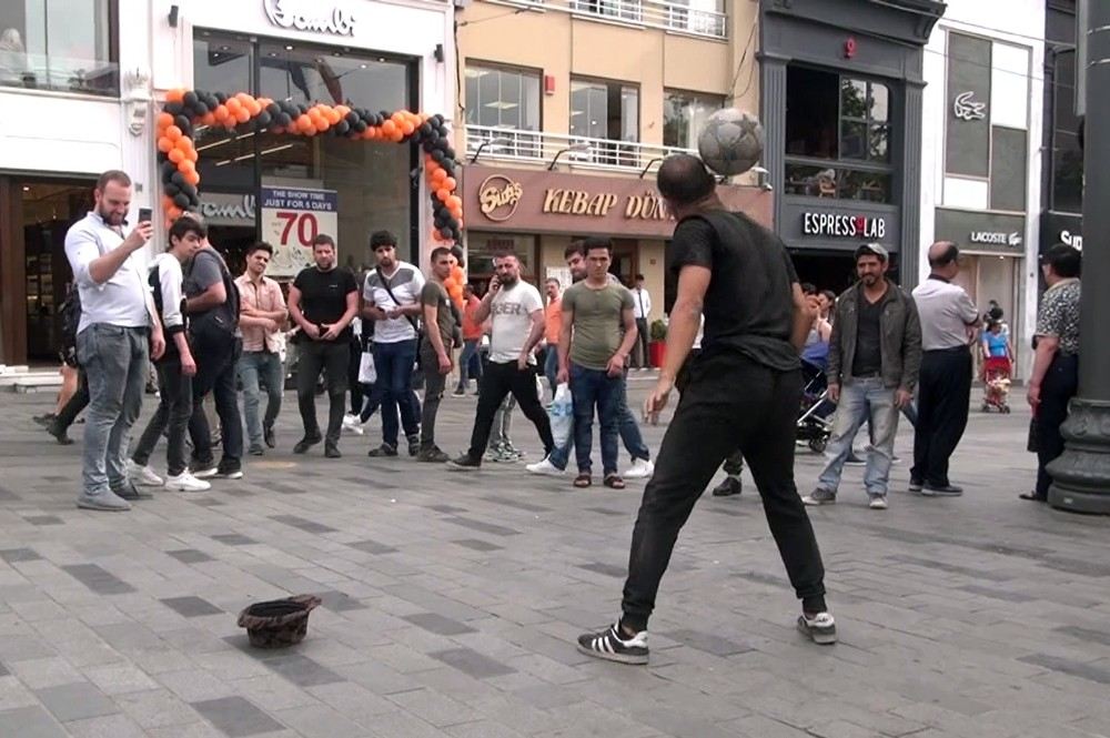 Taksimde İranlı Top Cambazının Gösterisine Vatandaşlardan Yoğun İlgi