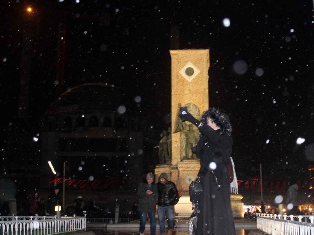 Taksimde Kar Yağışını Gören Turistler Telefonlarına Sarıldı