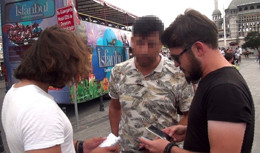 Taksimde Karaborsa Maç Bileti Satmaya Çalışırken Yakalandı