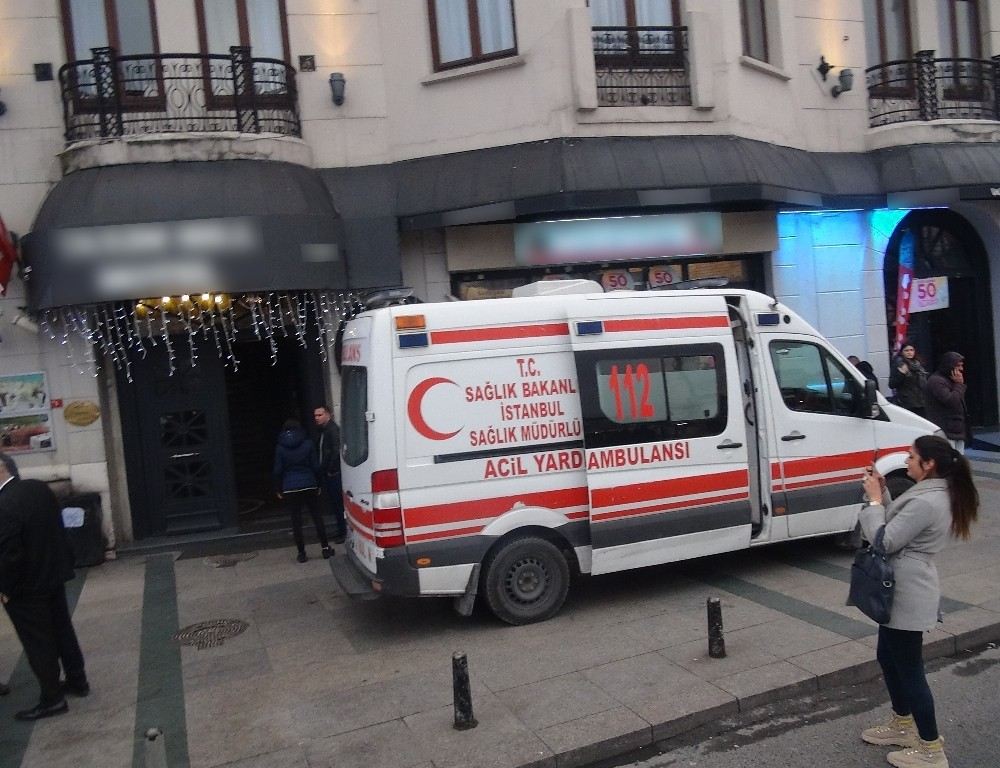 Taksimde Otelin 8inci Katından Düştüler: 1 Ölü, 1 Yaralı