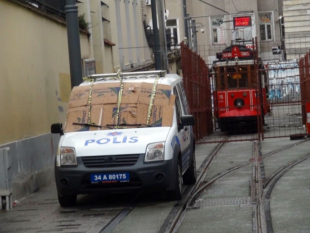 Taksimde Polis Aracına Dolu Önlemi