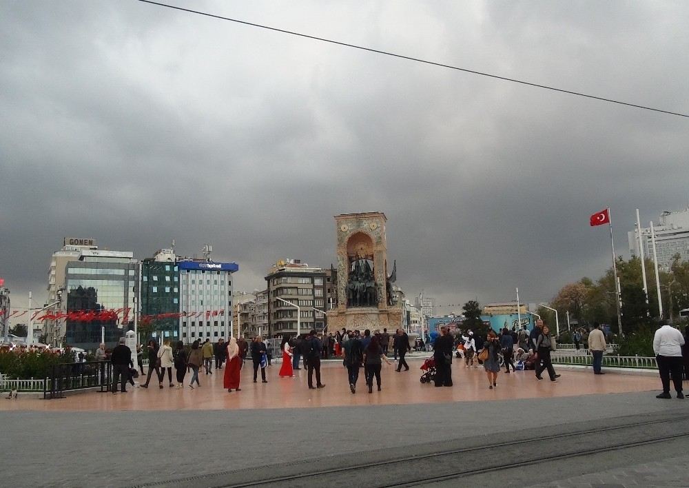 Taksimde Sağanak Yağış Etkili Oldu