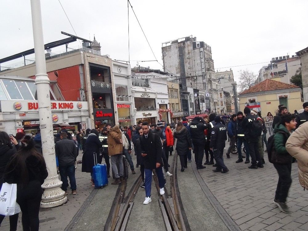 Taksimde Yılbaşı Önlemleri Başladı, Yollar Araç Trafiğine Kapatıldı