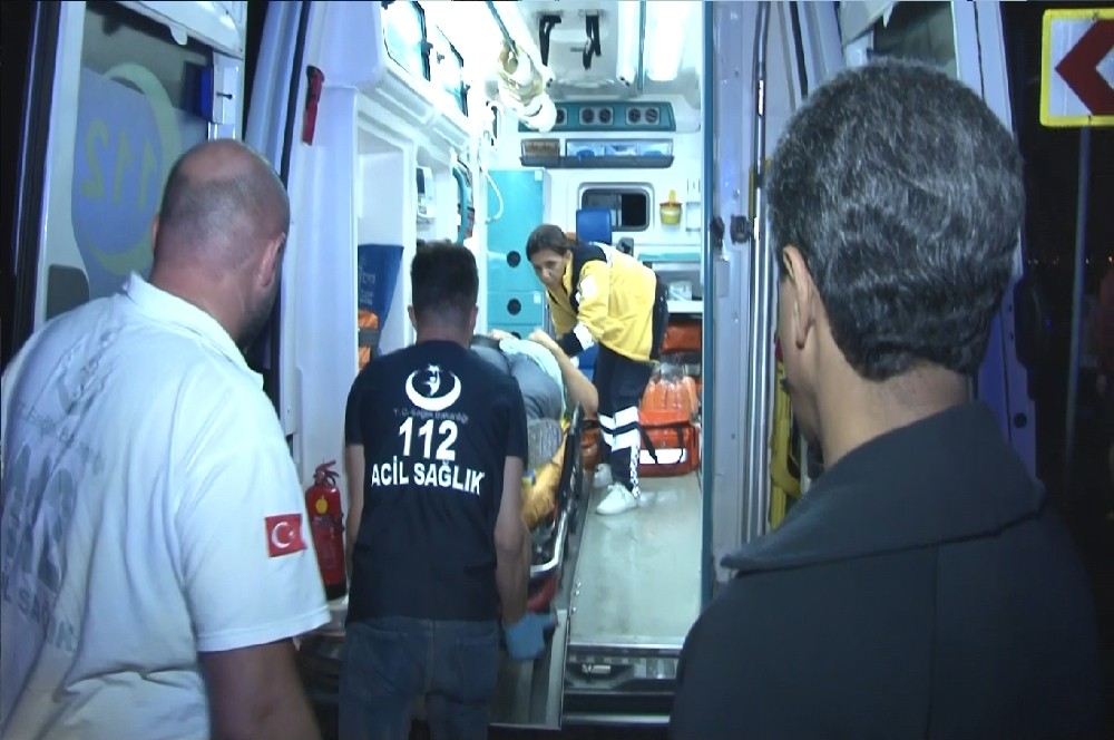Küçükköy-Gaziosmanpaşa Hattında Çalışan ve Sahil Gezintisine Çıkan Minibüs Tarabya Sahilinde Denize Düştü, 6 Kişi Yaralandı