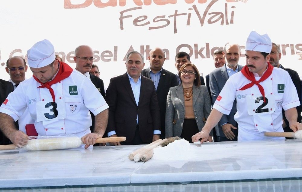 Tarihi Eminönü Meydanında 15 Bin Dilim Baklava Dağıtıldı