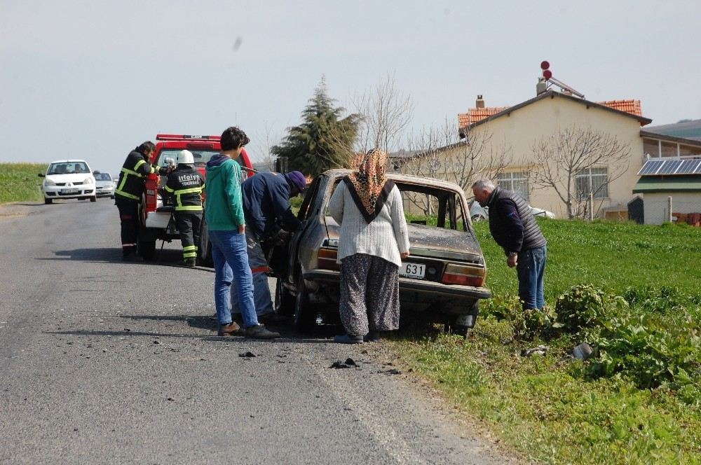 Tarlada Çalışırken Park Halindeki Otomobili Yandı