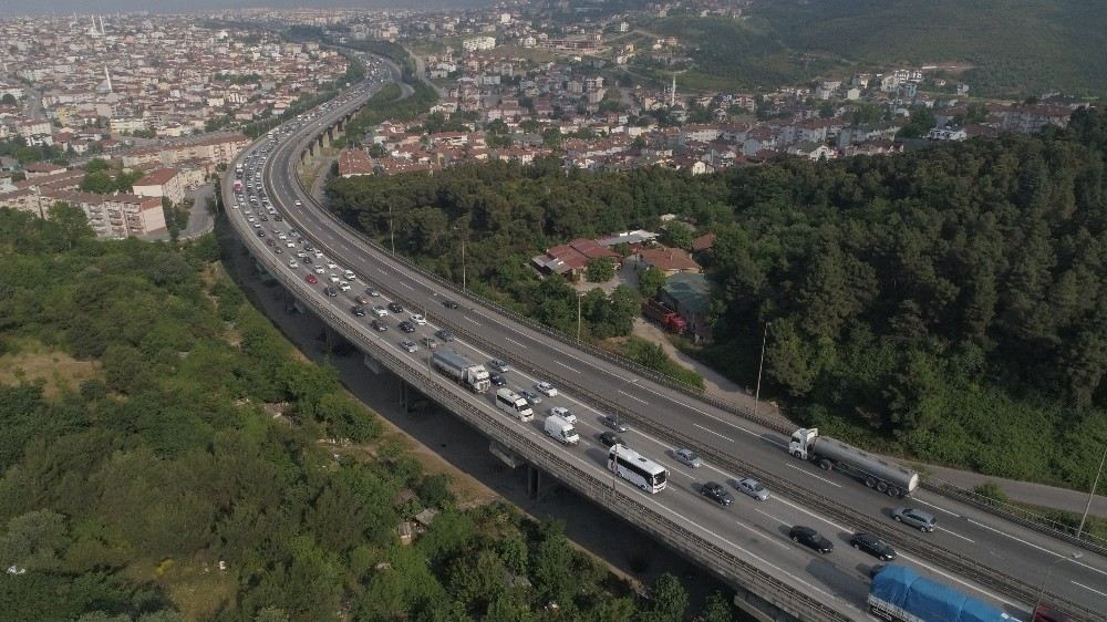 Tem Otoyolunda Bayram Trafiği